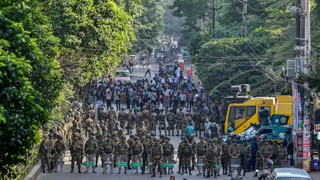 လုံခြုံရေးတပ်ဖွဲ့ဝင်တွေက ဟာစီနာဖခင်ရဲ့ နေအိမ်ကို ဖျက်ဆီးဖို့ကြိုးစားနေသူတွေကို ဟန့်တားဖို့ စည်းကာထား 