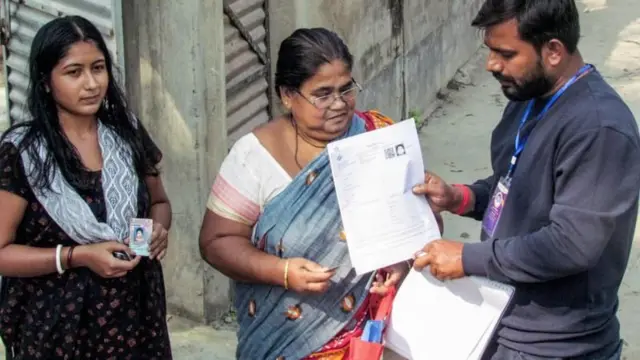 மேற்கு வங்கத்தின் நாடியா மாவட்டத்தின் கரிம்பூர் சட்டமன்றத் தொகுதியில் எஸ்ஐஆர் படிவங்களை விநியோகிக்கும் அதிகாரி.