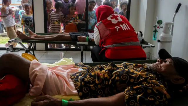 Sejumlah anak menyaksikan petugas PMI memberikan pertolongan pada korban saat apel gelar pasukan dan simulasi penanganan bencana banjir di Rusunawa Margaluyu, Kota Serang, Banten, Kamis (5/12/2024). Apel dan simulasi yang diselenggarakan oleh Palang Merah Indonesia (PMI) Provinsi Banten tersebut sebagai upaya kesiapan petugas dan relawan saat menghadapi bencana banjir. 