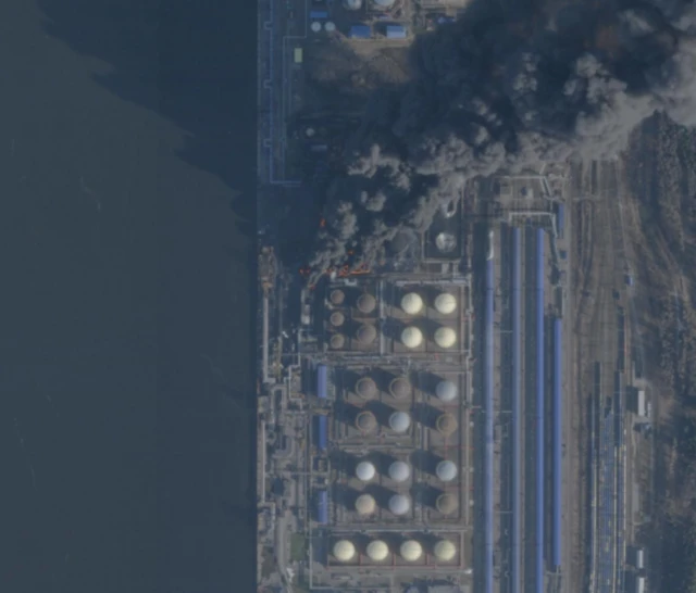 Часть порта Усть-Луга и дым от пожара 26 марта