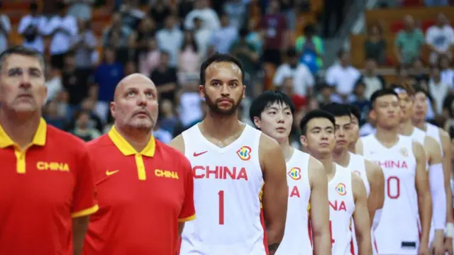 2023年8月20日，在中国广东省深圳举行的FIBA团结杯中，中国队主教练萨沙・乔尔杰维奇（左二）与身穿1号球衣的李凯尔在比赛前列队