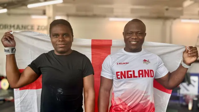 Cyrille Tchatchet II et Madias Ngake tenant un drapeau anglais