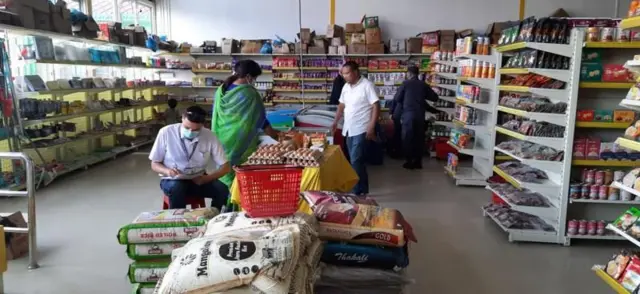 बजार अनुगमनमा सरकारी अधिकारीहरू