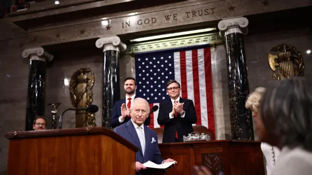 краљ Чарлс силази са говорнице у америчком конгресу 