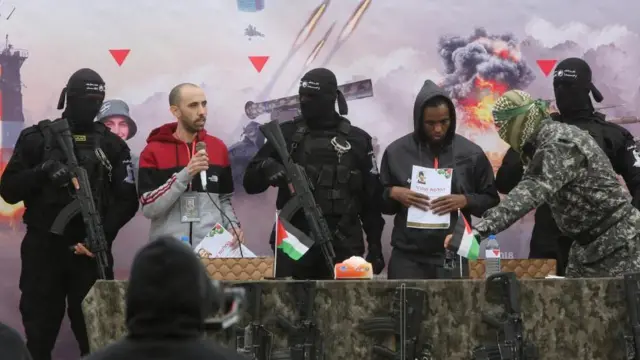 10年前に拘束されたメンギストゥさん（右から3人目）と、2023年10月に拉致されたショハムさん（左から2人目）は、ガザ地区南部ラファで解放された（22日）