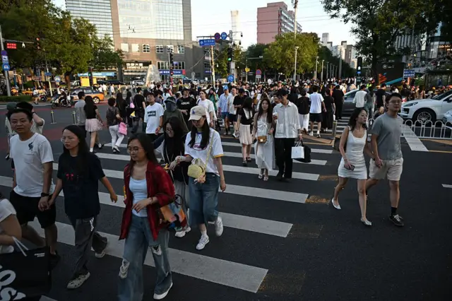 Une foule dans une rue de Pékin