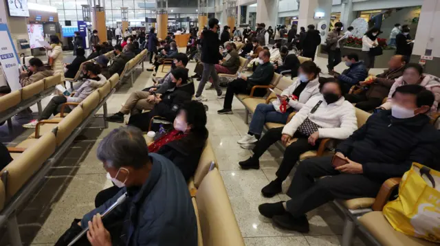 전공의들이 의대 정원 확대에 반발하며 업무를 중단한 20일 서울의 한 대형병원이 방문객들로 붐비고 있다