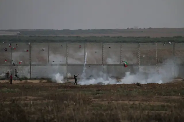 متظاهرون فلسطينيون يتجمعون قرب السياج الحدودي بين قطاع غزة وإسرائيل في شرق مدينة غزة في 18 سبتمبر/أيلول 2023.