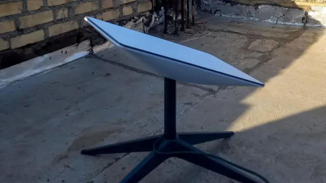 یک گیرنده استارلینک بر بام یک خانه در کردستان قرار دارد