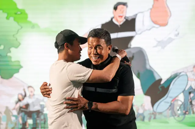 แสนดี บุตรชาย แสดงความยินดีกับบิดาที่ชนะการเลือกตั้ง