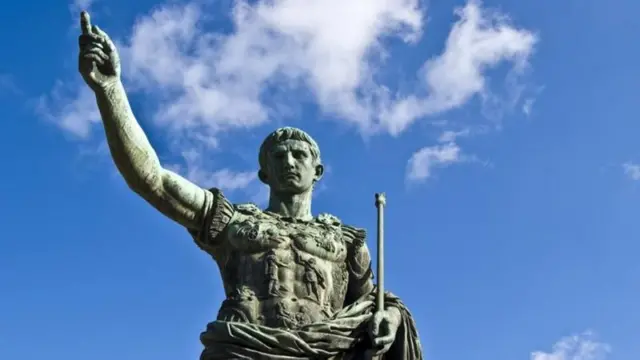 জুলিয়াস সিজার একটি ক্যালেন্ডার প্রবর্তন করেছিলেন যা আধুনিক ক্যালেন্ডারের পথ তৈরি করে।