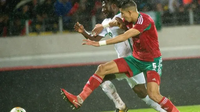 Jawad El Yamiq contre un joueur nigérian en 2018.