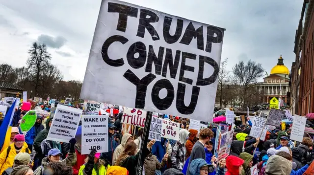 Una manifestación en Boston en la que se ve una pancarta que dice: "Trump te engañó"