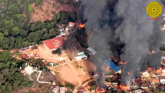 မီးရှို့ခံရတဲ့ ပင်လောင်းမြို့က ကျေးရွာတစ်ရွာ။