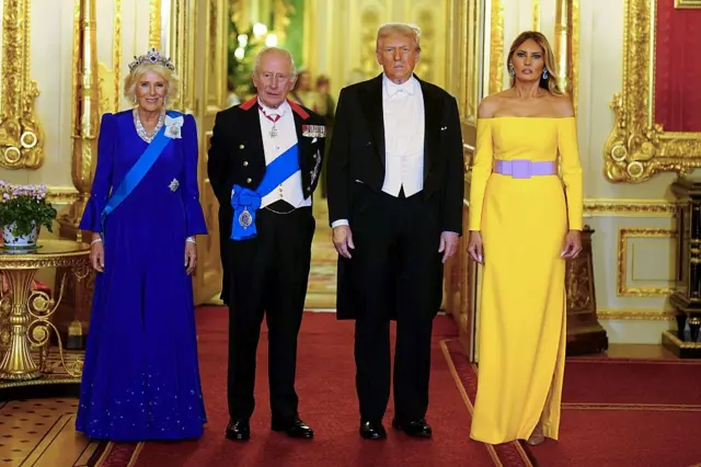 Windsor Kalesi'ndeki resmi etkinlikte soldan sağa kraliçe camilla, kral 3. charles, trump ve melania var. Hepsi resmi kıyafet giymiş. 