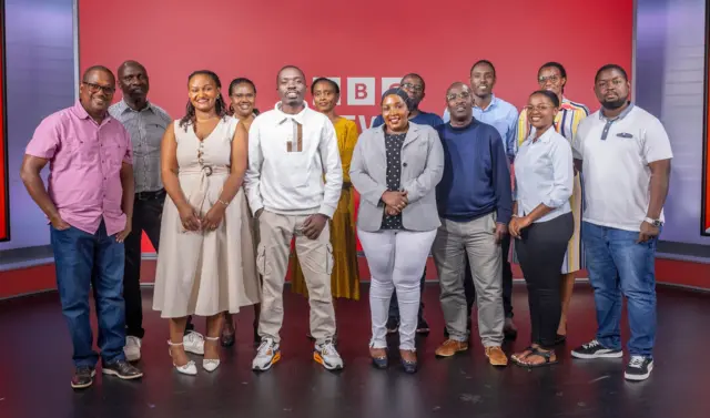Abanyamakuru ba BBC Gahuzamiryango uhereye ibumoso; Jean Claude Mwambutsa, Cyriaque Muhawenayo, Gisele Berwa, Dinah Gahamanyi, Benjamin Niyokwezerwa, Yvette Kabatesi, Juventine Muragijemariya, Gildas Yihundimpundu, Bernard Bankukira, Samba Cyuzuzo, Latifa Mutesi, Anne-Marie Niwemwiza na Chancard Abimana