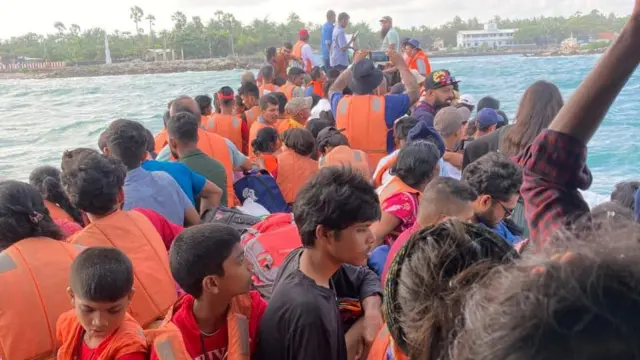 නෙඩුන්තීවු, එසේත් නැතිනම් ඩෙල්ෆ් ලෙස හඳුන්වන ශ්‍රී ලංකාවට අයත් මෙම දූපත වෙත කිලෝමීටර් 15කට ආසන්න දුරක් මුහුදෙන් ගමන් කළ යුතුයි.