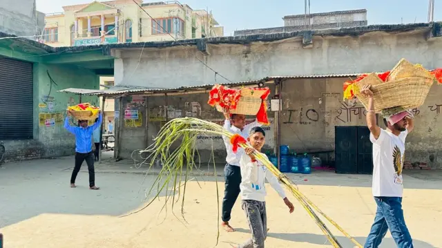 सर्लाही सदरमुकाम मलङ्गवामा घरबाट पूजा सामाग्री टाउँकोमा राखेर छठघाट जाँदै ब्रतालु