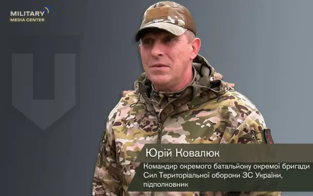 Вирізана фотографія військового на сірому тлі з підписом його посади