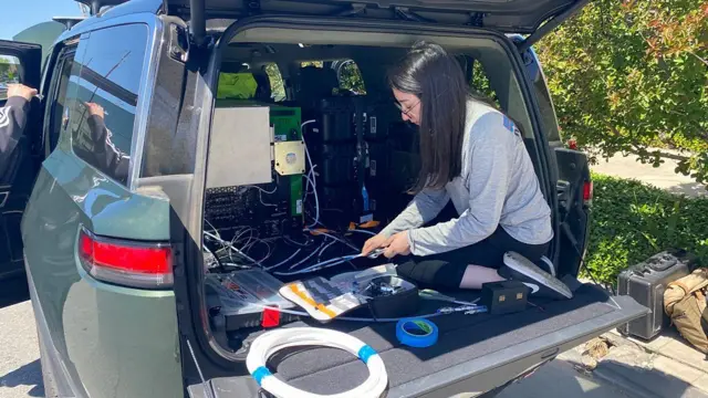 공기 모니터링 중인 연구원