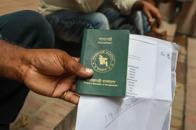 পাসপোর্টের আবেদন করতে অনেকেই সহায়তা নেন 