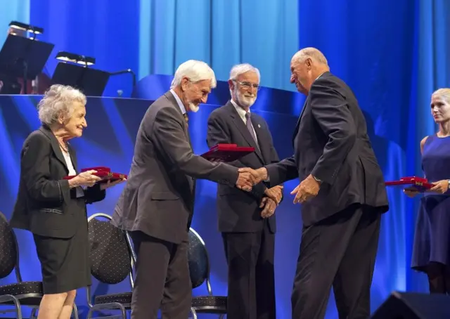 Brenda Milner en la entrega de un premio