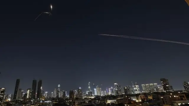 मंगलवार को तेल अवीव के आसमान में दिखाई देता रॉकेट का धुआं