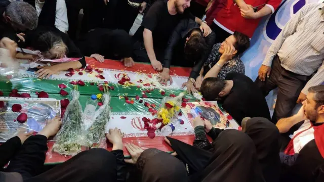 19 Haziran 2025'te Tahran'da İsrail'in hava saldırılarında hayatını kaybeden İran Kızılayı çalışanlarnın cenaze töreni