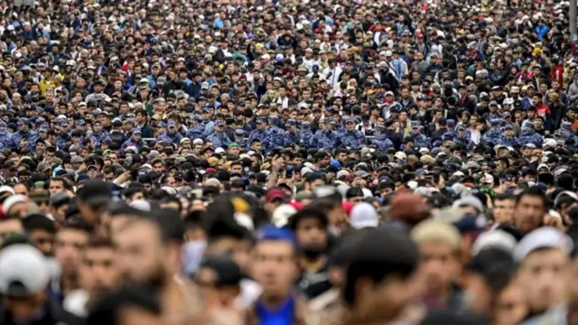 بعض مسلمي روسيا لم يجدوا أماكن لهم في المساجد تجمعوا للصلاة في شوارع موسكو