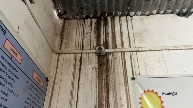 पळशी येथील शाळेत 7 ते 8 वर्गखोल्यांमध्ये थेट पावसाचं पाणी आत येतं.