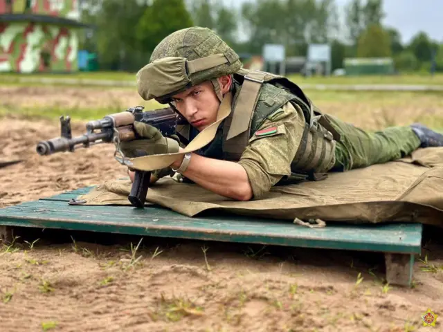 Білоруський військовий з рушницею