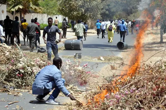 De jeunes militants du PDS manifestent leur colère après la condamnation de Karim Wade à six ans de prison en 2015.