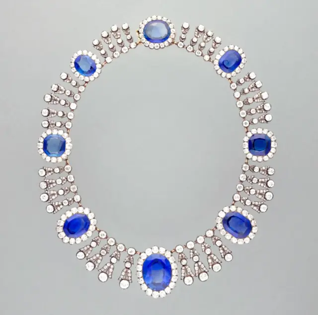 Batwaye kandi uyu mukufi n'amaherena yawo bikoze mu ibuye rya 'sapphire' ritamirijwe diyama, byambawe n'Umwamikazi Marie-Amelie, wari umugore w'Umwami Louis Philippe I