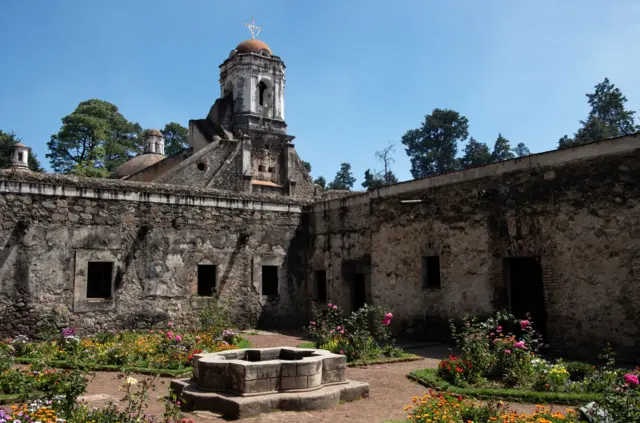 El jardín y una iglesia del exconvento de Nuestra Señora del Carmen, en Ciudad de México