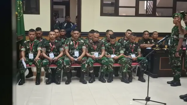 Para terdakwa saat menjalani sidang di Pengadilan Militer III-15 Kupang terkait kasus penganiayaan yang menewaskan Prada Lucky.