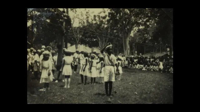 Anak sekolah di Maluku menjadi petugas upacara perayaan ulang tahun Ratu Wilhelmina dari Belanda, di Pulau Seram, Maluku.
