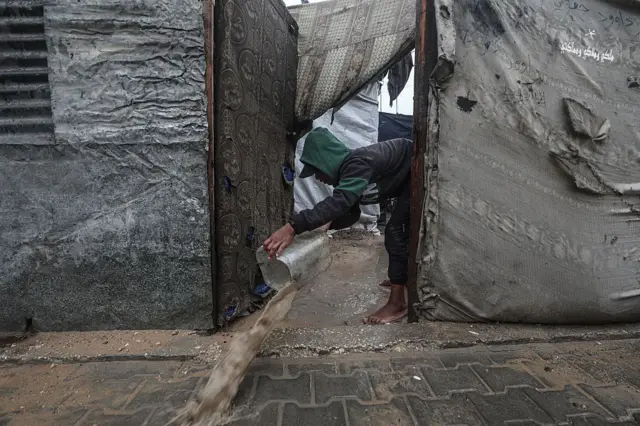 وفاة رضيعة بسبب الأمطار في غزة، وأكثر من 2500 نداء استغاثة في القطاع