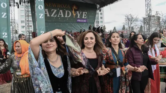 Diyarbakır Nevruz kutlamalarında halay çeken kadınlar