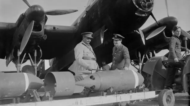 બીજા વિશ્વયુદ્ધ દરમિયાન બ્રિટીશ વિમાનો અને ગોળાનું નિરીક્ષણ કરી રહેલા જામનગરના તત્કાલીન રાજવી દિગ્વિજયસિંહની તસવીર 