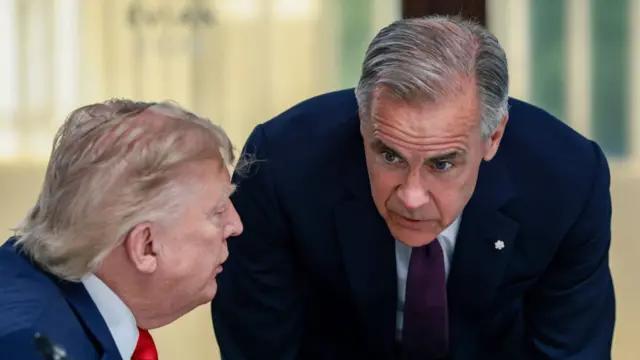 O presidente dos Estados Unidos, Donald Trump, e o primeiro-ministro do Canadá, Mark Carney, conversam durante encontro dos líderes do G7 na França, em junho de 2026