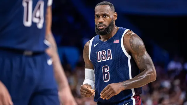 LeBron James en la cancha jugando para Estados Unidos