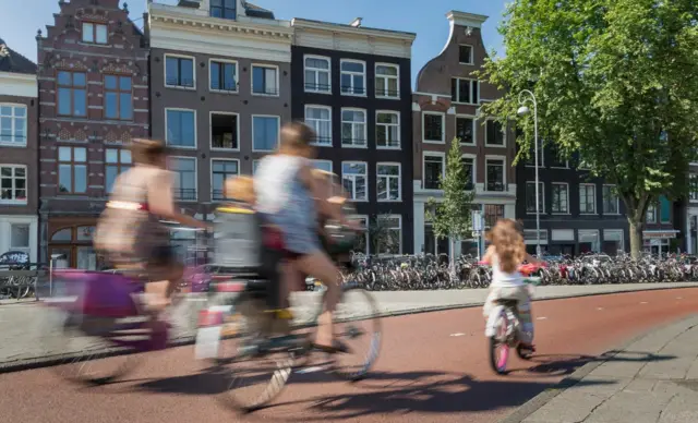 નેધરલૅન્ડ્ઝમાં ઓછામાં ઓછા 16 અઠવાડિયાની ફરજિયાત પેઈડ પ્રસૂતિ રજા અને છ અઠવાડિયા સુધીની પેઇડ પિતૃત્વ રજા મળે છે