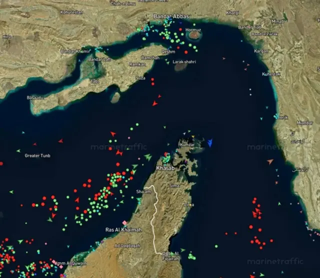 Спутниковая карта с сайта по отслеживанию судов MarineTraffic, на которой показано расположение судов в районе Ормузского пролива