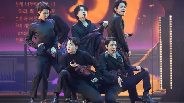 Учасники гурту BTS Чімін, Чонгук, Шуга, Джей-Хоуп та Ві виступають на "Греммі" у квітні 2025 року 