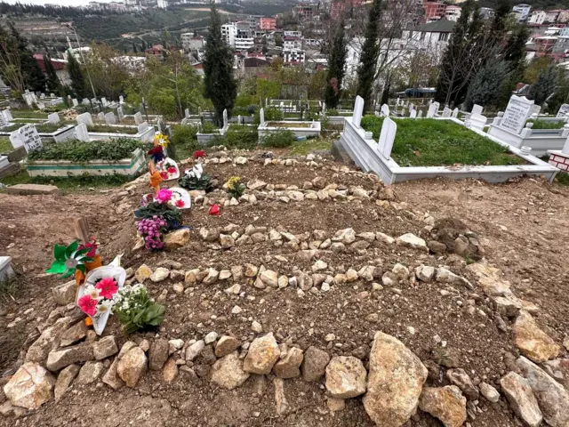 Tuğba Taşdemir, Nisanur Taşdemir ve Cansu Esteoğlu'nun mezarları