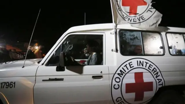 রেড ক্রস গাজায় গুরত্বপূর্ণ ভূমিকা পালন করছে, এই ছবিটি হামাস ইসরায়েলি বন্দীদের রেড ক্রসের হাতে তুলে দেয়ার সময় তোলা।