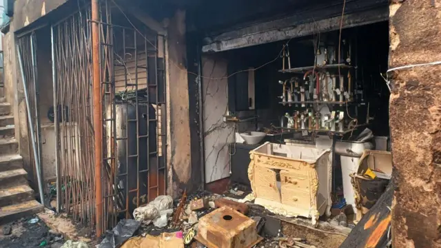 Ahụrụ ọkụ si n'otu n'ime ụlọahịa ebe ọkụ gbara na-apụta