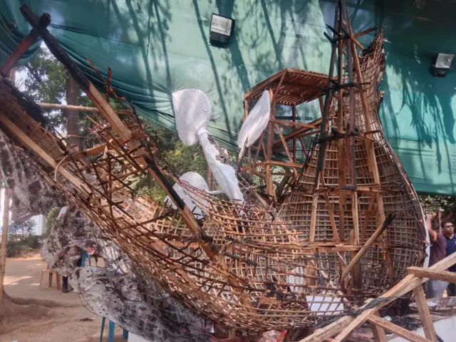 Ayol mushukining yaqin plandagi pornosi