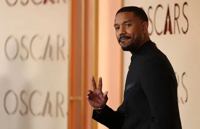 El actor estadounidense Michael B. Jordan asiste a la 98.ª ceremonia anual de los Premios de la Academia en el Dolby Theatre en Hollywood, California, el 15 de marzo de 2026. (Foto de ANGELA WEISS / AFP vía Getty Images)