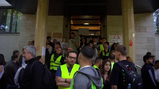 Protest ispred Medicinskog fakulteta u Nišu